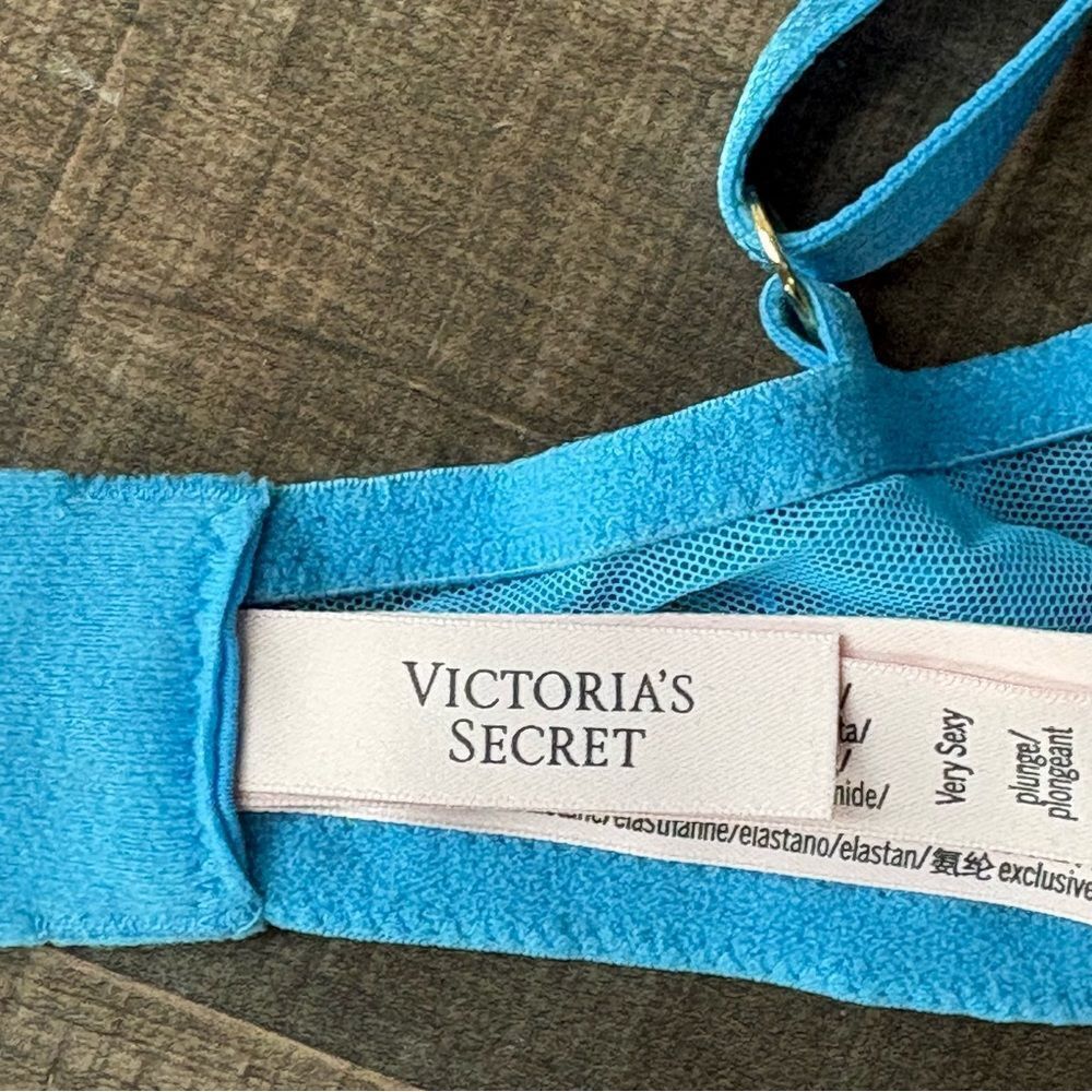 Victoria’s Secret Very Sexy Plunge Bra 36D - Picture 4 of 5